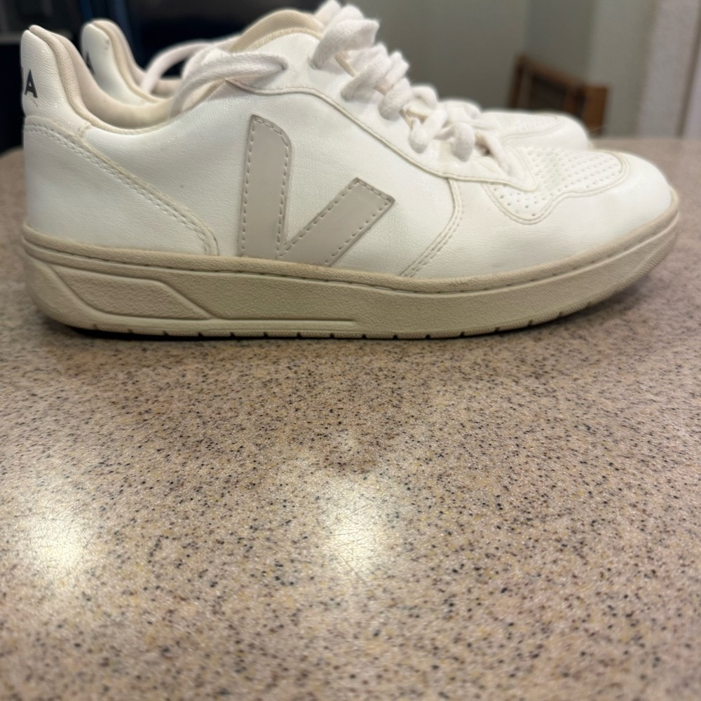 VEJA Leather Whte Natural sneakers.